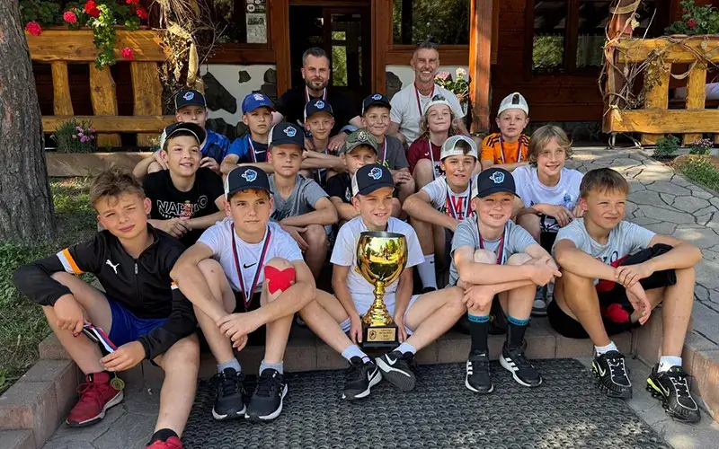 Mladí hokejisti TK Hockey s trofejou po víťaznom turnaji